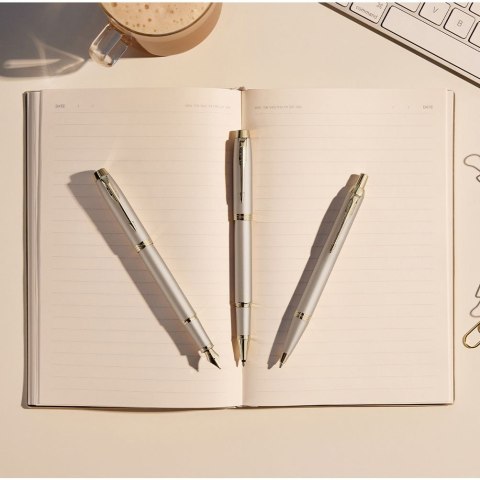 Ekskluzywny długopis im f MONOCHROME CHAMPAGNE wkład niebieski Mmm Parker (2172956)